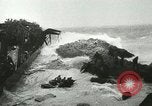Standbild USS LST-349 Gründer auf Felsen aus Ponza Italien im Sturm Italien, 1944, aus Sekunde 32 historischem Filmmaterial Videoclip 65675067074