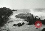Standbild USS LST-349 Gründer auf Felsen aus Ponza Italien im Sturm Italien, 1944, aus Sekunde 34 historischem Filmmaterial Videoclip 65675067074