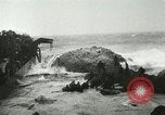 Standbild USS LST-349 Gründer auf Felsen aus Ponza Italien im Sturm Italien, 1944, aus Sekunde 35 historischem Filmmaterial Videoclip 65675067074