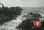 Standbild USS LST-349 Gründer auf Felsen aus Ponza Italien im Sturm Italien, 1944, aus Sekunde 42 historischem Filmmaterial Videoclip 65675067074