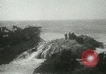 Standbild USS LST-349 Gründer auf Felsen aus Ponza Italien im Sturm Italien, 1944, aus Sekunde 44 historischem Filmmaterial Videoclip 65675067074
