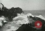 Standbild USS LST-349 Gründer auf Felsen aus Ponza Italien im Sturm Italien, 1944, aus Sekunde 49 historischem Filmmaterial Videoclip 65675067074