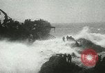 Standbild USS LST-349 Gründer auf Felsen aus Ponza Italien im Sturm Italien, 1944, aus Sekunde 50 historischem Filmmaterial Videoclip 65675067074