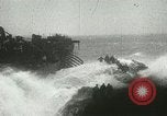 Standbild USS LST-349 Gründer auf Felsen aus Ponza Italien im Sturm Italien, 1944, aus Sekunde 51 historischem Filmmaterial Videoclip 65675067074