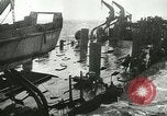 Standbild USS LST-349 Gründer auf Felsen aus Ponza Italien im Sturm Italien, 1944, aus Sekunde 53 historischem Filmmaterial Videoclip 65675067074