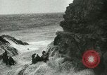 Standbild USS LST-349 Gründer auf Felsen aus Ponza Italien im Sturm Italien, 1944, aus Sekunde 58 historischem Filmmaterial Videoclip 65675067074