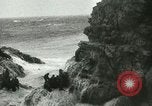 Standbild USS LST-349 Gründer auf Felsen aus Ponza Italien im Sturm Italien, 1944, aus Sekunde 59 historischem Filmmaterial Videoclip 65675067074