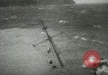 Standbild USS LST-349 Gründer auf Felsen aus Ponza Italien im Sturm Italien, 1944, aus Sekunde 60 historischem Filmmaterial Videoclip 65675067074
