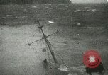 Standbild USS LST-349 Gründer auf Felsen aus Ponza Italien im Sturm Italien, 1944, aus Sekunde 61 historischem Filmmaterial Videoclip 65675067074