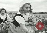 Image mariage militaire Orting Washington USA, 1944, de la seconde 12 séquences d'archives historiques vidéo 65675067075