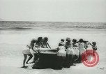 Immagine di Donne bagnini Nuovo Galles del Sud Australia, 1944, secondo 15 filmato di repertorio 65675067082