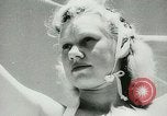 Immagine di Donne bagnini Nuovo Galles del Sud Australia, 1944, secondo 41 filmato di repertorio 65675067082