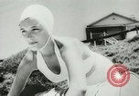 Immagine di Donne bagnini Nuovo Galles del Sud Australia, 1944, secondo 45 filmato di repertorio 65675067082