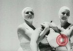 Immagine di Donne bagnini Nuovo Galles del Sud Australia, 1944, secondo 47 filmato di repertorio 65675067082