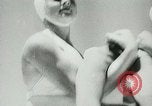 Immagine di Donne bagnini Nuovo Galles del Sud Australia, 1944, secondo 48 filmato di repertorio 65675067082