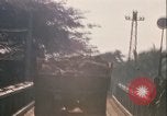 Image camions chargés avec du riz Vietnam, 1968, de la seconde 3 séquences d'archives historiques vidéo 65675067226