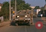 Image camions chargés avec du riz Vietnam, 1968, de la seconde 26 séquences d'archives historiques vidéo 65675067226