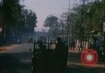 Image camions chargés avec du riz Vietnam, 1968, de la seconde 55 séquences d'archives historiques vidéo 65675067226