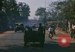 Image camions chargés avec du riz Vietnam, 1968, de la seconde 58 séquences d'archives historiques vidéo 65675067226