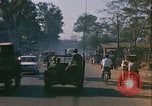 Image camions chargés avec du riz Vietnam, 1968, de la seconde 60 séquences d'archives historiques vidéo 65675067226
