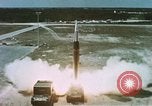 Standbild Rakete startet United States USA, 1963, aus Sekunde 53 historischem Filmmaterial Videoclip 65675067237