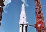 Standbild Präsident John Kennedy touring NASA-Einrichtungen United States USA, 1963, aus Sekunde 4 historischem Filmmaterial Videoclip 65675067244