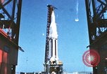 Standbild Präsident John Kennedy touring NASA-Einrichtungen United States USA, 1963, aus Sekunde 6 historischem Filmmaterial Videoclip 65675067244
