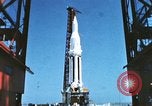 Standbild Präsident John Kennedy touring NASA-Einrichtungen United States USA, 1963, aus Sekunde 7 historischem Filmmaterial Videoclip 65675067244