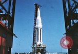 Standbild Präsident John Kennedy touring NASA-Einrichtungen United States USA, 1963, aus Sekunde 8 historischem Filmmaterial Videoclip 65675067244