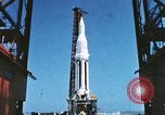 Standbild Präsident John Kennedy touring NASA-Einrichtungen United States USA, 1963, aus Sekunde 9 historischem Filmmaterial Videoclip 65675067244