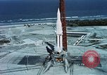 Standbild Präsident John Kennedy touring NASA-Einrichtungen United States USA, 1963, aus Sekunde 14 historischem Filmmaterial Videoclip 65675067244