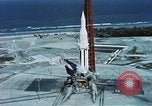 Standbild Präsident John Kennedy touring NASA-Einrichtungen United States USA, 1963, aus Sekunde 15 historischem Filmmaterial Videoclip 65675067244
