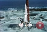 Standbild Präsident John Kennedy touring NASA-Einrichtungen United States USA, 1963, aus Sekunde 16 historischem Filmmaterial Videoclip 65675067244