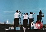 Standbild Präsident John Kennedy touring NASA-Einrichtungen United States USA, 1963, aus Sekunde 17 historischem Filmmaterial Videoclip 65675067244