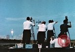 Standbild Präsident John Kennedy touring NASA-Einrichtungen United States USA, 1963, aus Sekunde 19 historischem Filmmaterial Videoclip 65675067244