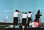 Standbild Präsident John Kennedy touring NASA-Einrichtungen United States USA, 1963, aus Sekunde 20 historischem Filmmaterial Videoclip 65675067244