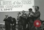 Standbild Golden konkrete Zeremonie Hollywood Los Angeles California USA, 1967, aus Sekunde 22 historischem Filmmaterial Videoclip 65675067381