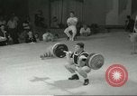 Standbild Gewichtheben Wettbewerb Winnipeg Kanada, 1967, aus Sekunde 32 historischem Filmmaterial Videoclip 65675067384