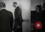 Standbild US-Konsul Russell Brooks trifft sich mit lokalen Führern Casablanca Marokko, 1942, aus Sekunde 27 historischem Filmmaterial Videoclip 65675067424