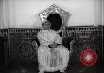 Standbild Sultan von Marokko Mohammed V in seinem Palast Marokko Nordafrika, 1942, aus Sekunde 4 historischem Filmmaterial Videoclip 65675067425
