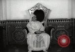 Standbild Sultan von Marokko Mohammed V in seinem Palast Marokko Nordafrika, 1942, aus Sekunde 5 historischem Filmmaterial Videoclip 65675067425