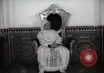Standbild Sultan von Marokko Mohammed V in seinem Palast Marokko Nordafrika, 1942, aus Sekunde 6 historischem Filmmaterial Videoclip 65675067425