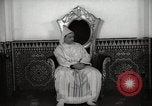 Standbild Sultan von Marokko Mohammed V in seinem Palast Marokko Nordafrika, 1942, aus Sekunde 7 historischem Filmmaterial Videoclip 65675067425