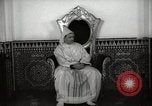 Standbild Sultan von Marokko Mohammed V in seinem Palast Marokko Nordafrika, 1942, aus Sekunde 8 historischem Filmmaterial Videoclip 65675067425