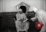 Standbild Sultan von Marokko Mohammed V in seinem Palast Marokko Nordafrika, 1942, aus Sekunde 9 historischem Filmmaterial Videoclip 65675067425