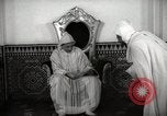 Standbild Sultan von Marokko Mohammed V in seinem Palast Marokko Nordafrika, 1942, aus Sekunde 10 historischem Filmmaterial Videoclip 65675067425