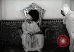 Standbild Sultan von Marokko Mohammed V in seinem Palast Marokko Nordafrika, 1942, aus Sekunde 11 historischem Filmmaterial Videoclip 65675067425