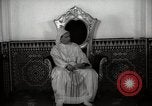 Standbild Sultan von Marokko Mohammed V in seinem Palast Marokko Nordafrika, 1942, aus Sekunde 15 historischem Filmmaterial Videoclip 65675067425
