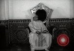 Standbild Sultan von Marokko Mohammed V in seinem Palast Marokko Nordafrika, 1942, aus Sekunde 16 historischem Filmmaterial Videoclip 65675067425