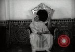 Standbild Sultan von Marokko Mohammed V in seinem Palast Marokko Nordafrika, 1942, aus Sekunde 18 historischem Filmmaterial Videoclip 65675067425